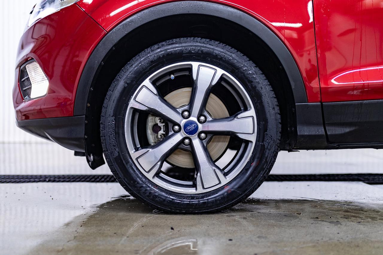 2017 Ford Escape AWD SE Roof Nav BCam Red Deer AB