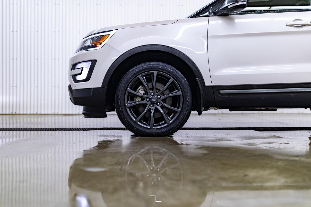 2017 Ford Explorer AWD XLT Leather Roof Nav BCam Red Deer AB