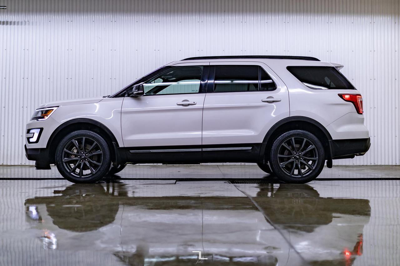 2017 Ford Explorer AWD XLT Leather Roof Nav BCam Red Deer AB