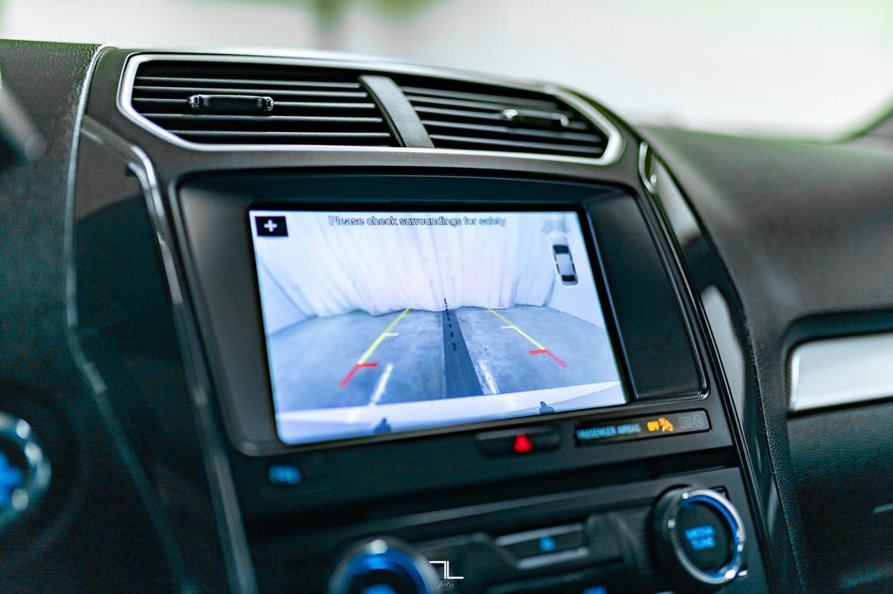 2017 Ford Explorer AWD XLT Leather Roof Nav BCam Red Deer AB