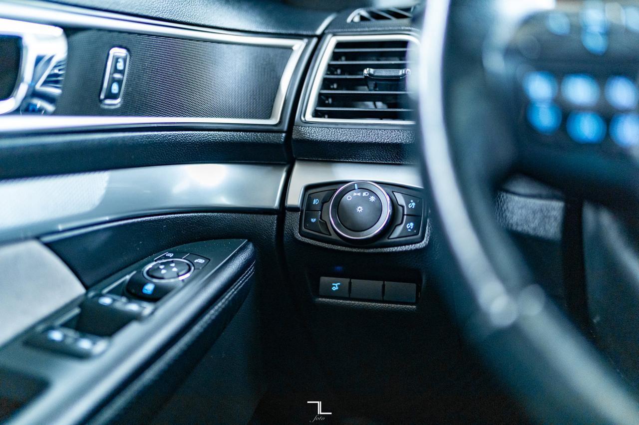 2017 Ford Explorer AWD XLT Leather Roof Nav BCam Red Deer AB