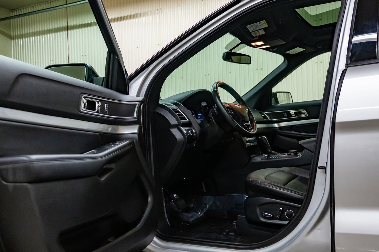 2017 Ford Explorer AWD XLT Leather Roof Nav BCam Red Deer AB