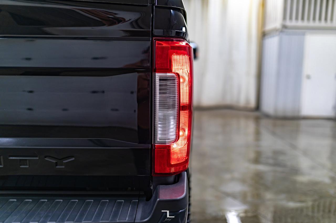 2017 Ford F-250 4x4 Crew Cab XL Longbox Diesel Topper Red Deer AB