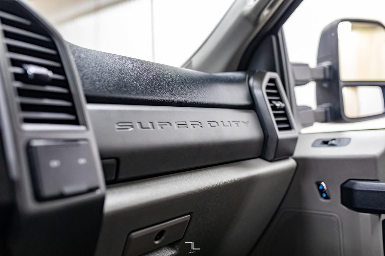 2017 Ford F-250 4x4 Crew Cab XL Longbox Diesel Topper Red Deer AB