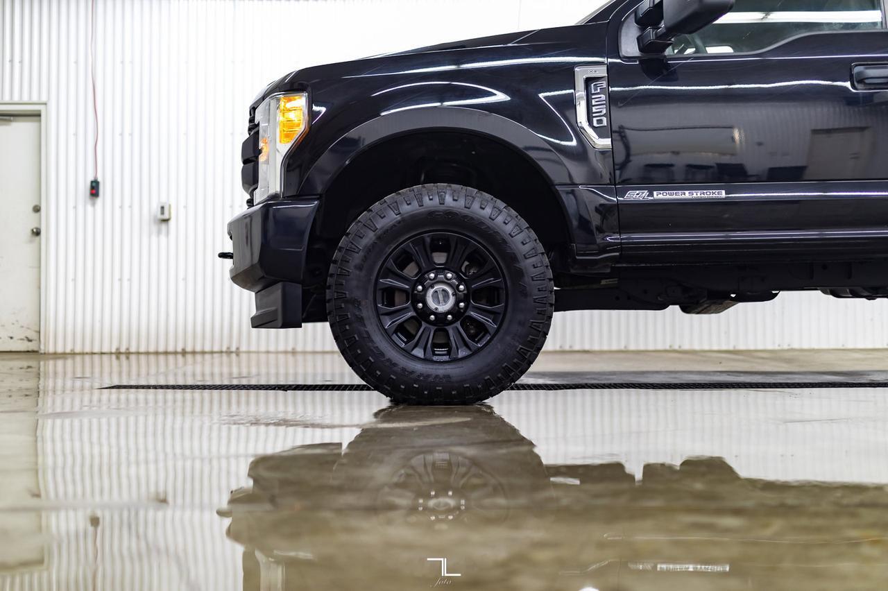 2017 Ford F-250 4x4 Crew Cab XL Longbox Diesel Topper Red Deer AB