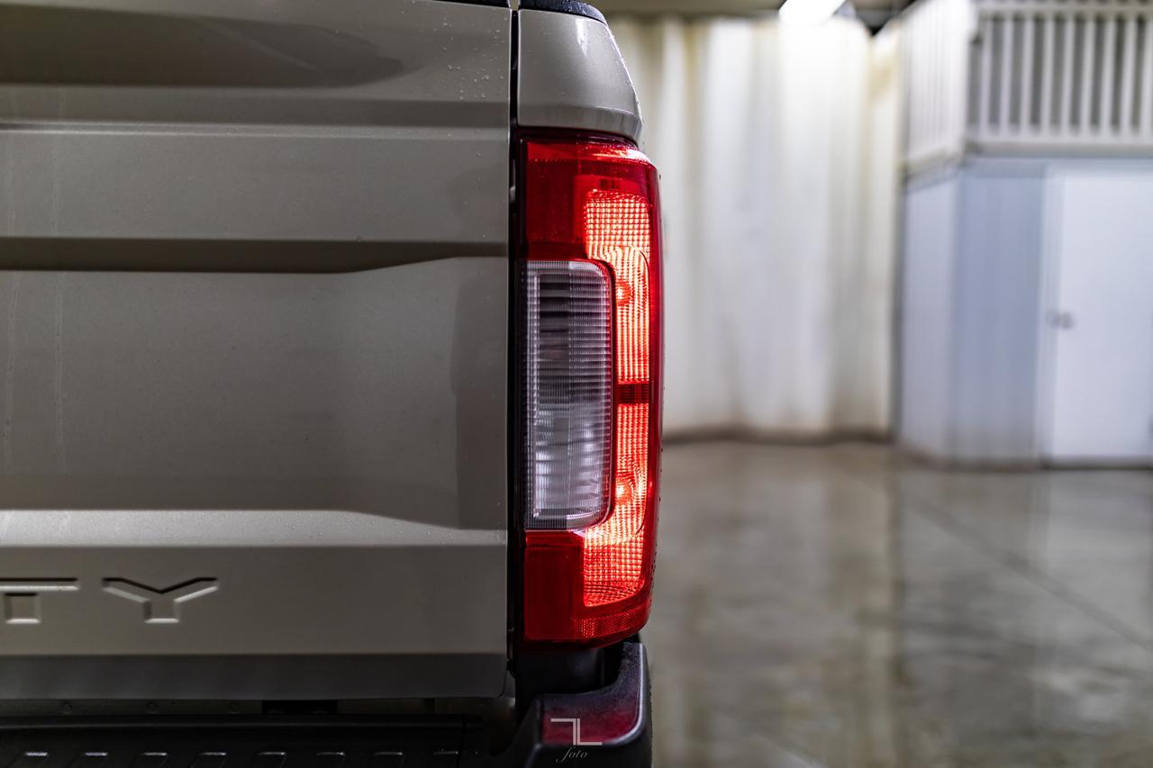 2017 Ford F-250 4x4 Crew Cab XLT Diesel Nav BCam Red Deer AB
