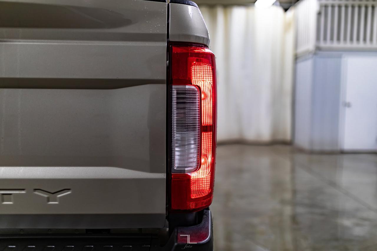 2017 Ford F-250 4x4 Crew Cab XLT Diesel Nav BCam Red Deer AB