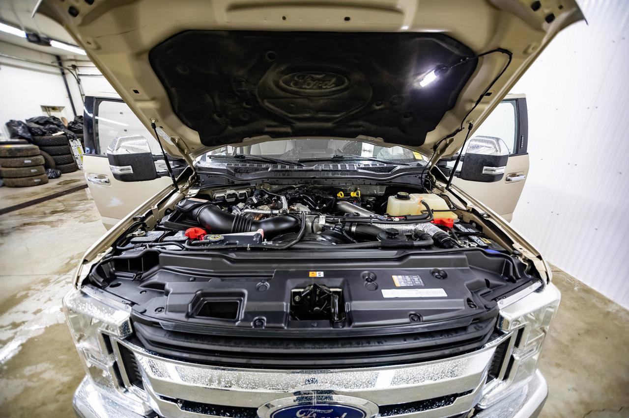 2017 Ford F-250 4x4 Crew Cab XLT Diesel Nav BCam Red Deer AB