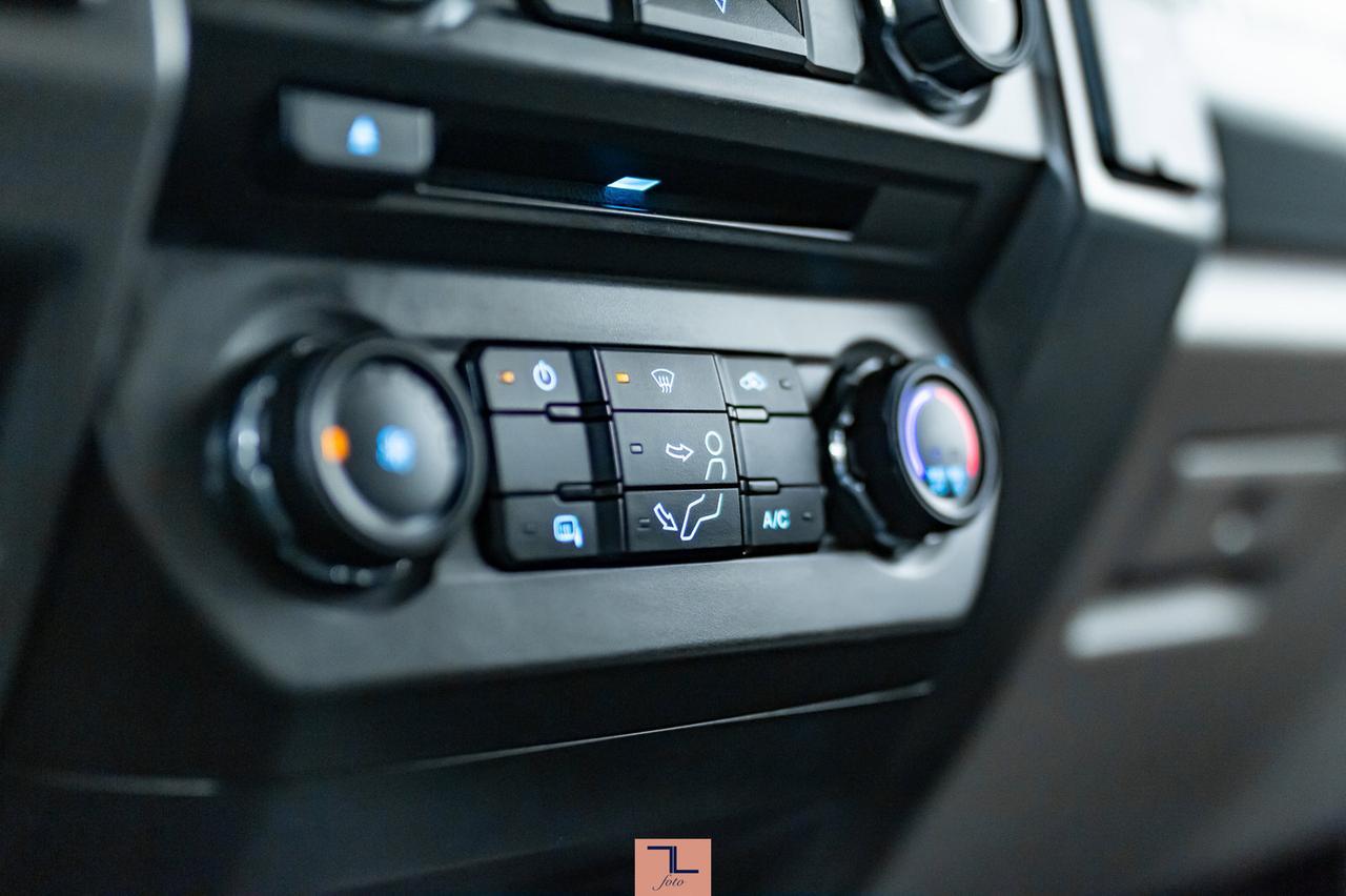 2017 Ford F-350 4x4 Crew Cab XLT Deck Dually Red Deer AB