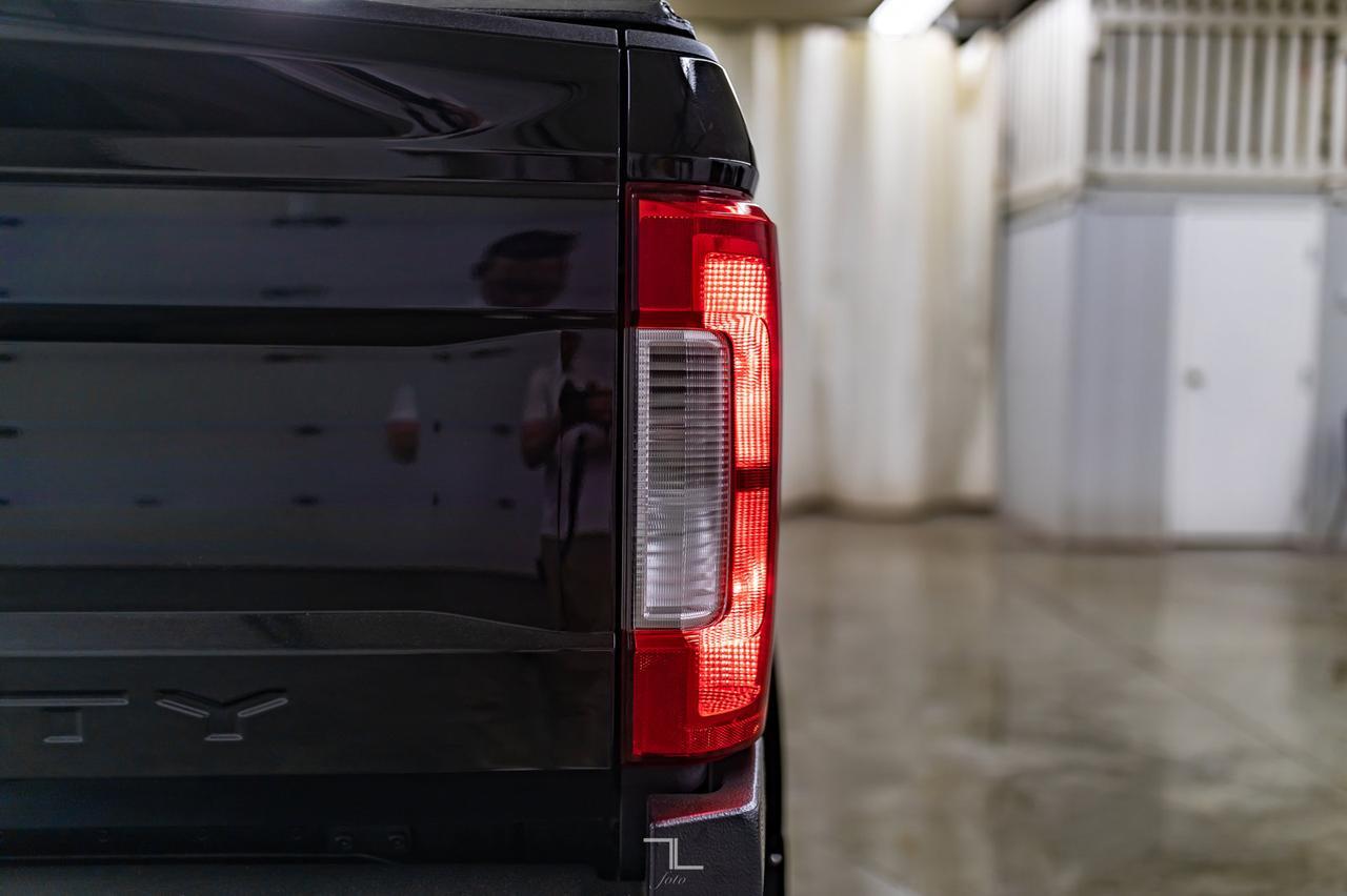 2017 Ford F-350 4x4 Crew Cab XLT Diesel Nav BCam Red Deer AB