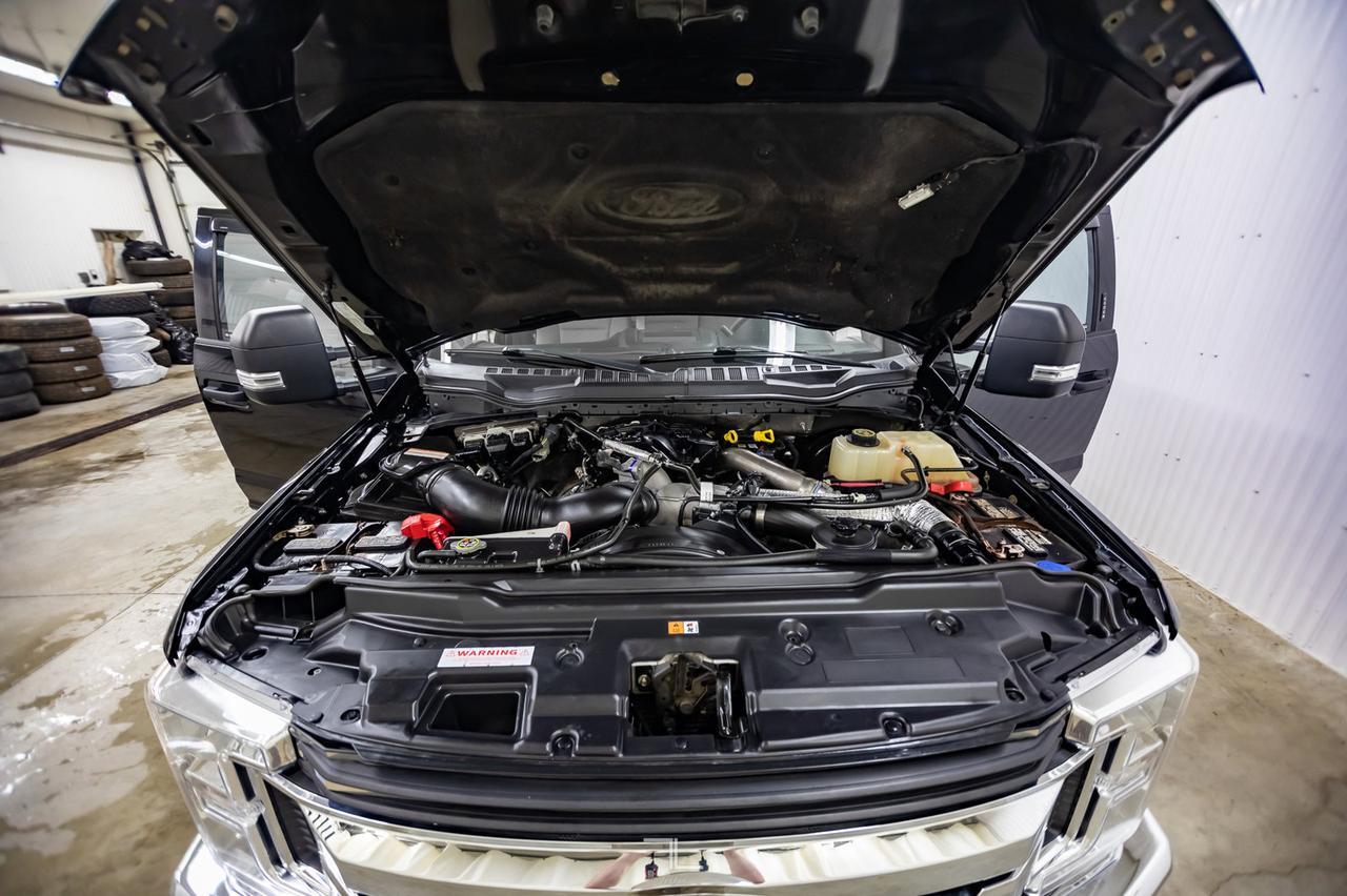 2017 Ford F-350 4x4 Crew Cab XLT Diesel Nav BCam Red Deer AB