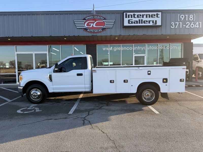 2017 Ford F-350 DRW Utility w/ Lift Gate