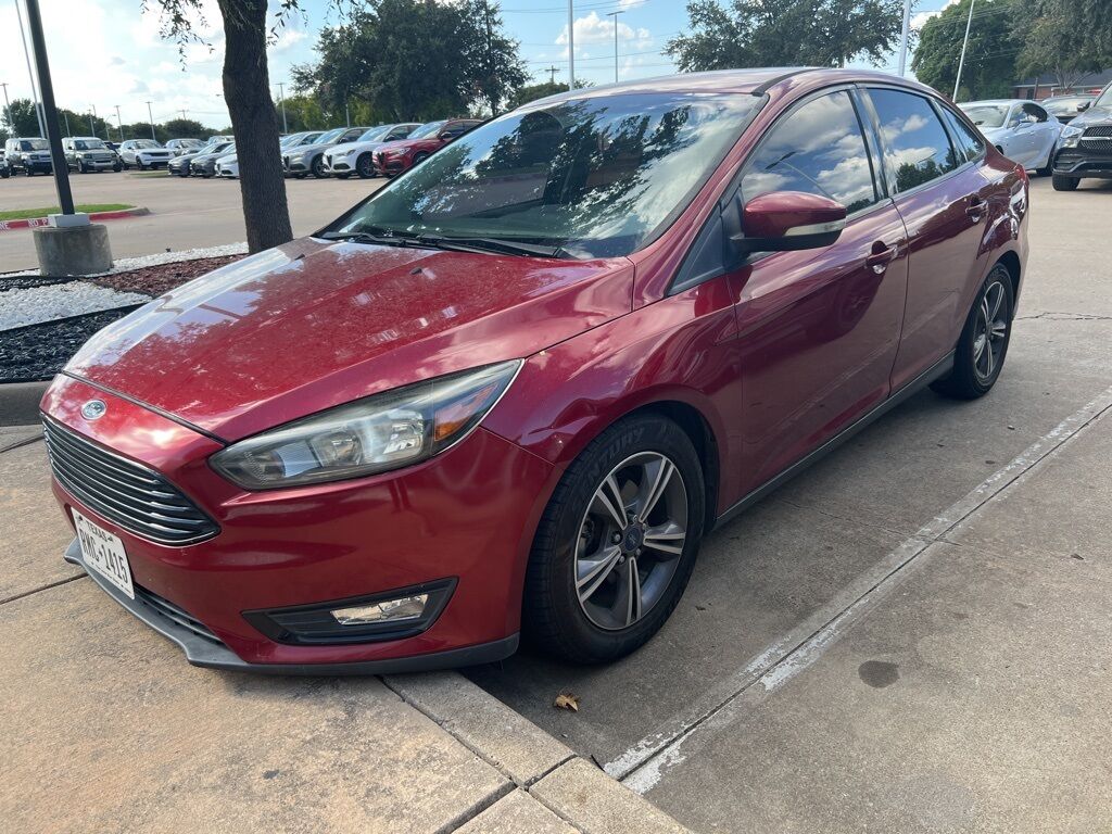 2017 Ford Focus SE photo 2