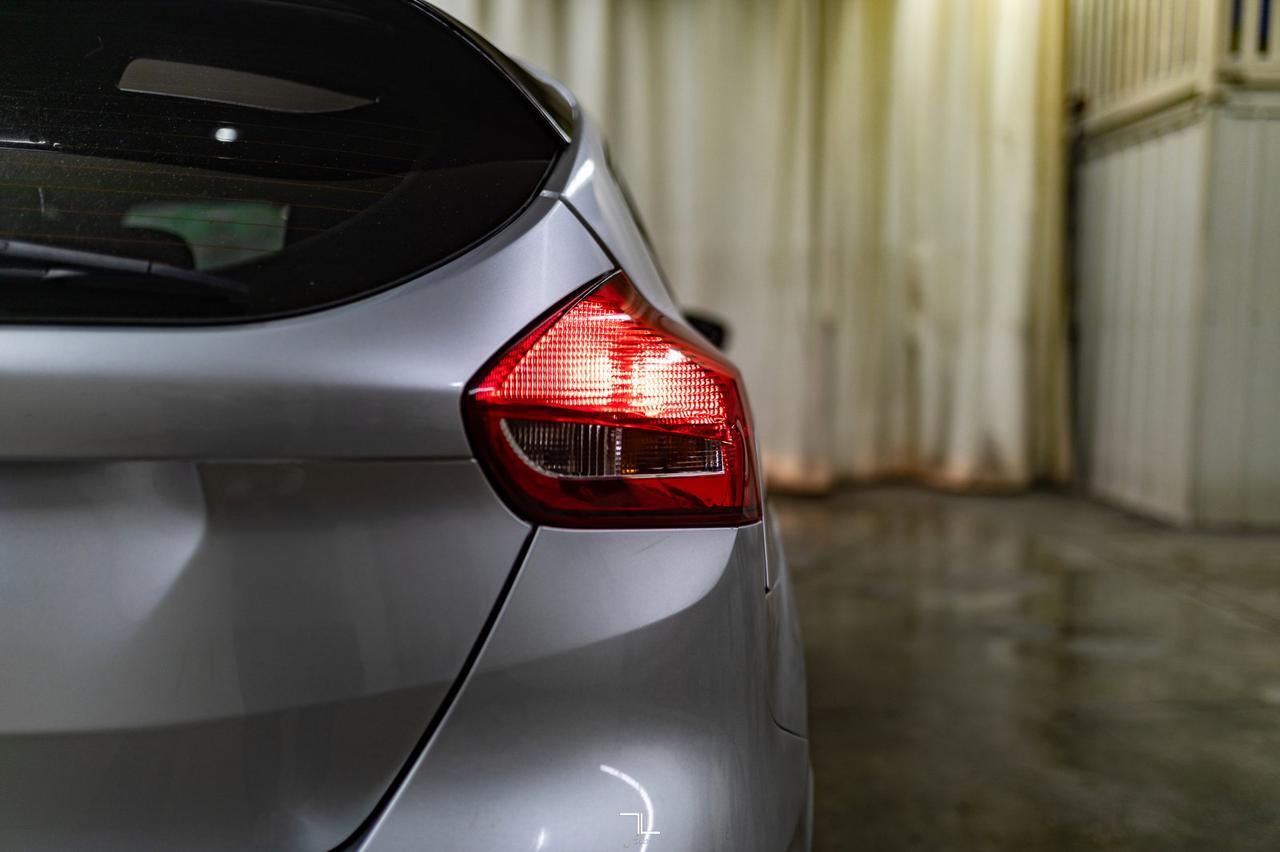 2017 Ford Focus SEL Hatchback Nav Roof BCam Red Deer AB