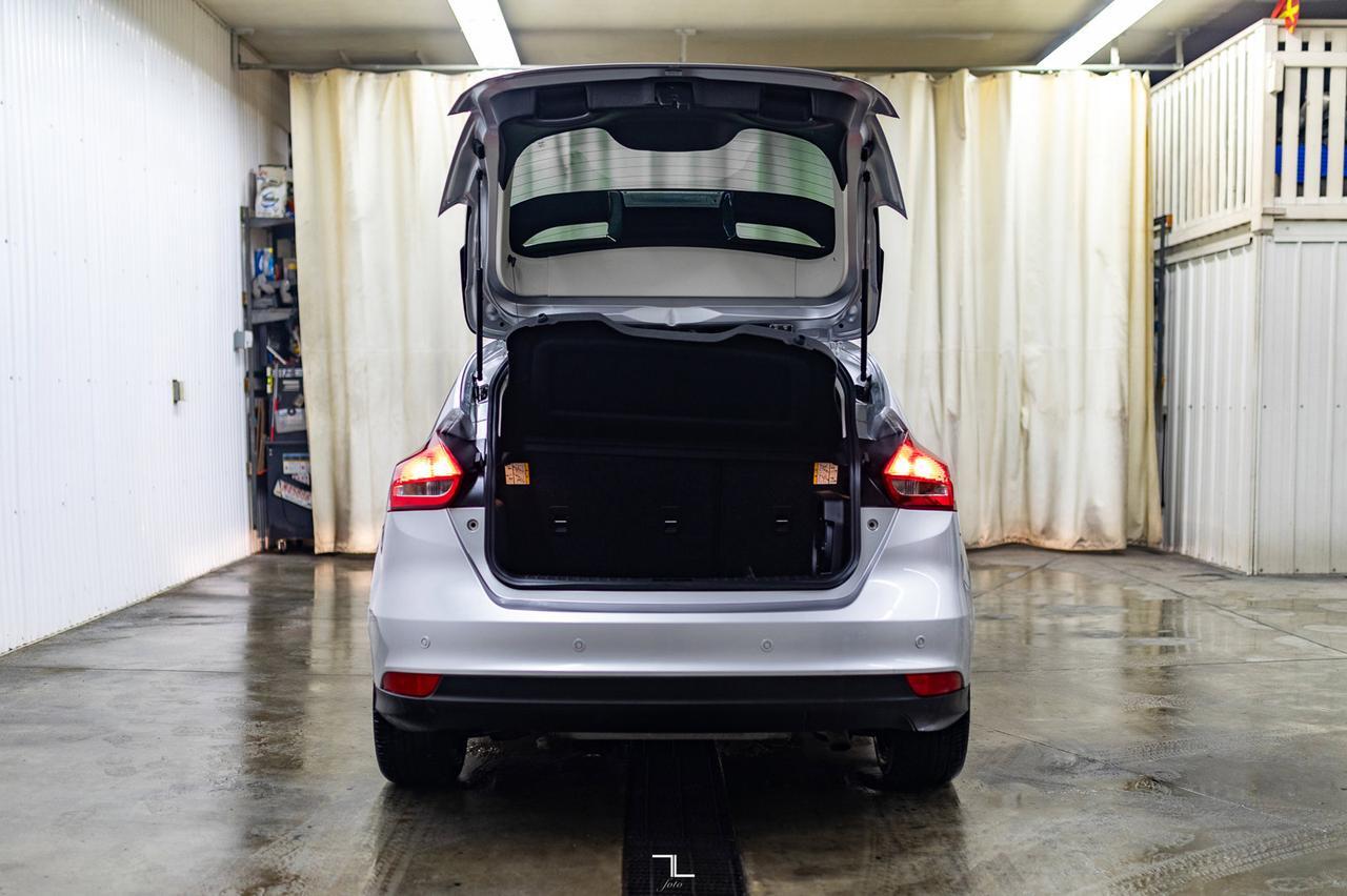 2017 Ford Focus SEL Hatchback Nav Roof BCam Red Deer AB