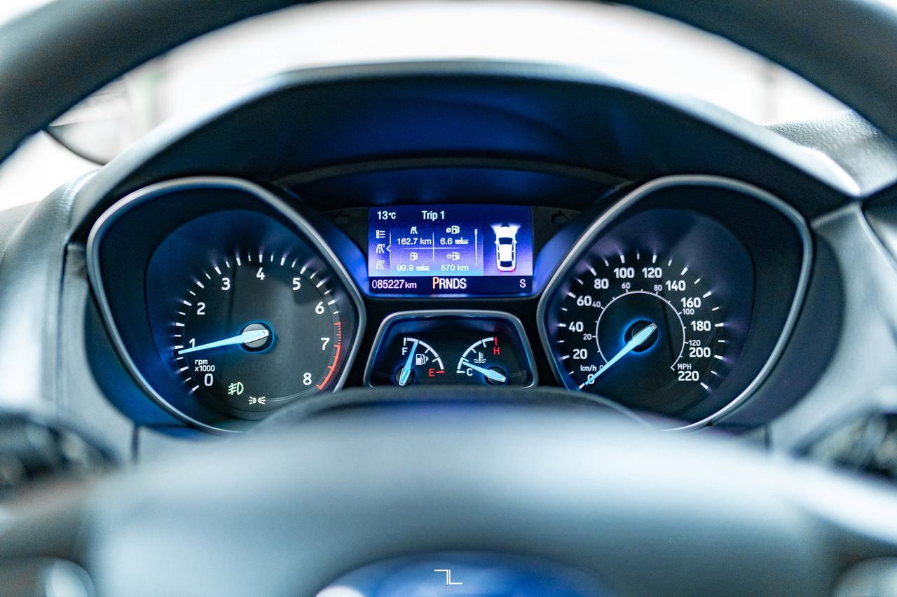 2017 Ford Focus SEL Hatchback Nav Roof BCam Red Deer AB