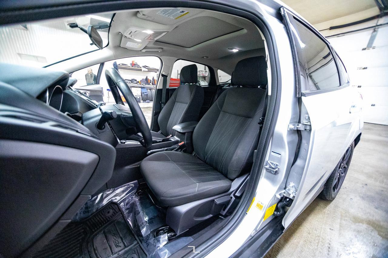 2017 Ford Focus SEL Hatchback Nav Roof BCam Red Deer AB