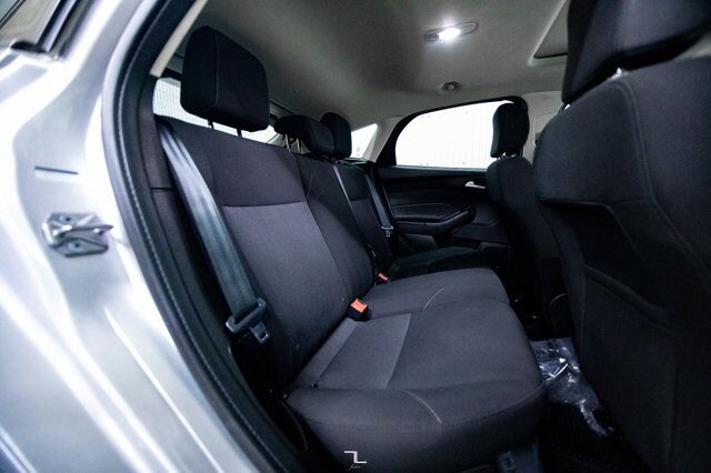 2017 Ford Focus SEL Hatchback Nav Roof BCam Red Deer AB