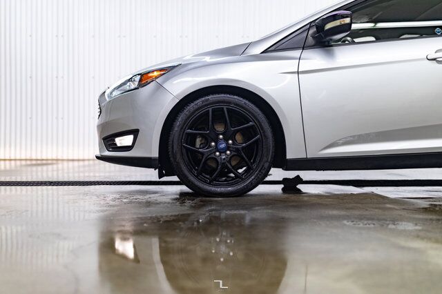 2017 Ford Focus SEL Hatchback Nav Roof BCam Red Deer AB