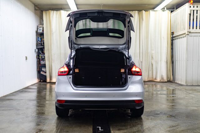 2017 Ford Focus SEL Hatchback Nav Roof BCam Red Deer AB