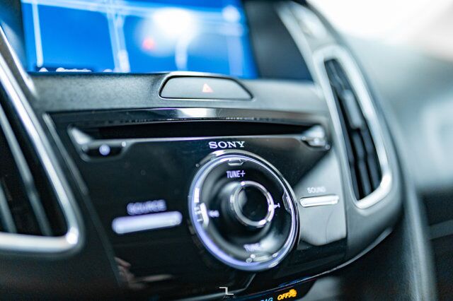 2017 Ford Focus SEL Hatchback Nav Roof BCam Red Deer AB