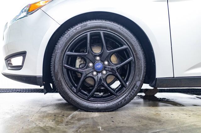 2017 Ford Focus SEL Hatchback Nav Roof BCam Red Deer AB