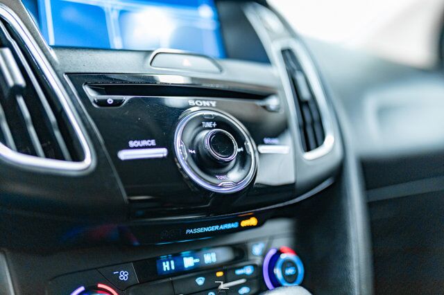 2017 Ford Focus SEL Hatchback Nav Roof BCam Red Deer AB