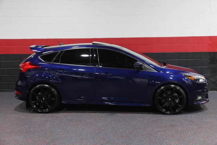 2017 Ford Focus ST 6-Speed Manual 4dr Hatchback Chicago IL