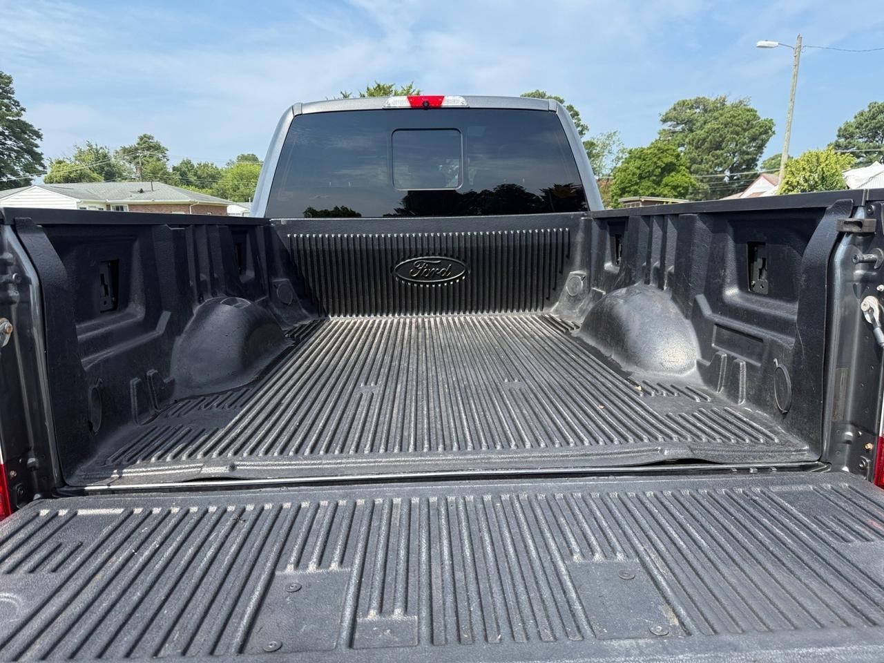 2017 Ford Super Duty F-250 SRW Platinum, HEATED/VENTILATED SEATS, POWER SLIDING REAR WINDOW, TOW HOOKS, TOW PACKAGE, MOONROOF, BACKUP CAMERA, POWER/HEATED MIRRORS, POWER RUNNING BOARDS, KEYLESS ENTRY, POWER FOLDING MIRRORS, TINTED WINDOWS, CLEAN CARFAX! Norfolk VA