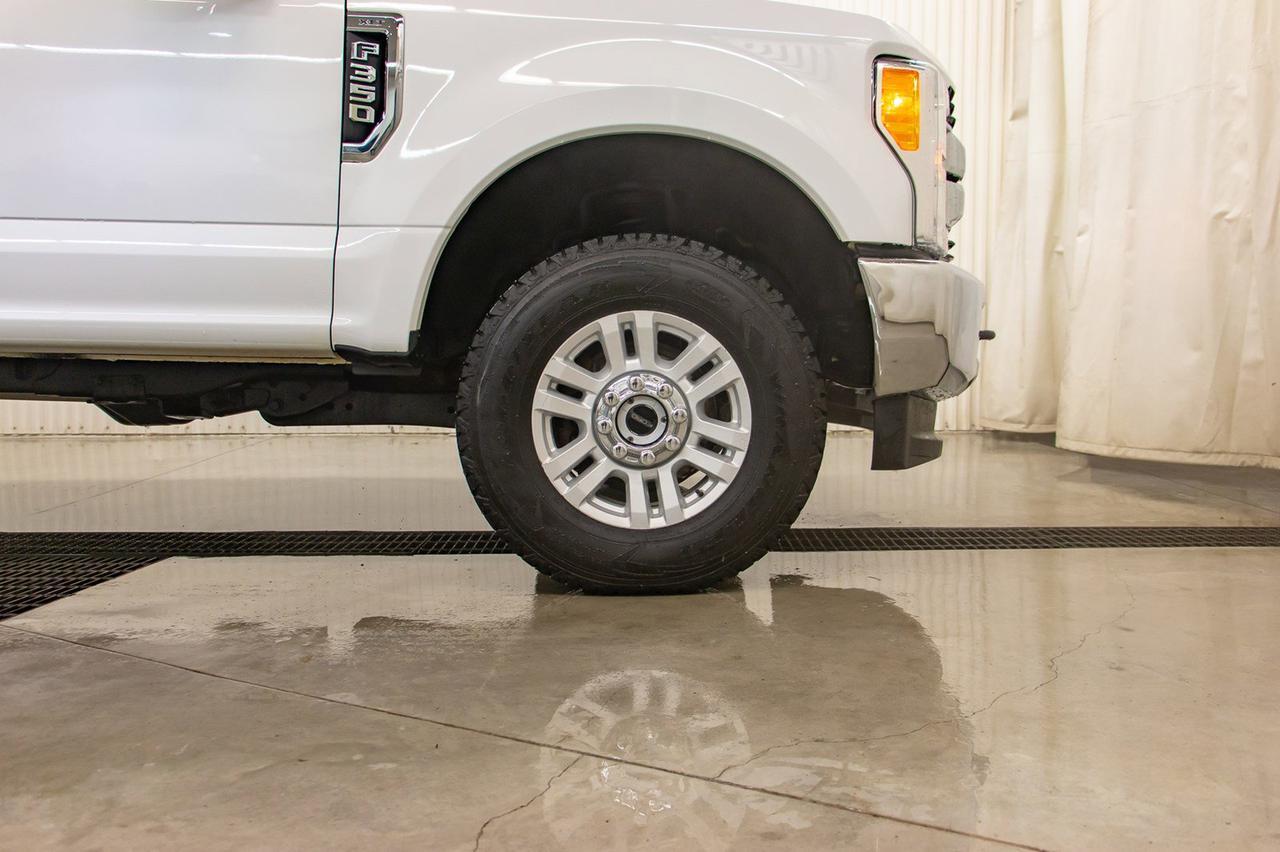 2017 Ford Super Duty F-350 SRW CREW-CAB XLT LWB Red Deer AB