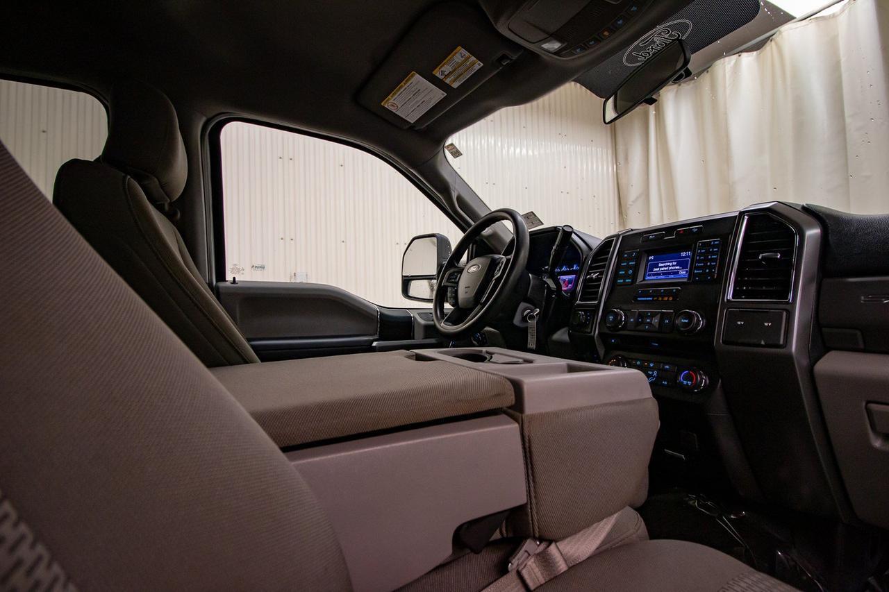 2017 Ford Super Duty F-350 SRW CREW-CAB XLT LWB Red Deer AB