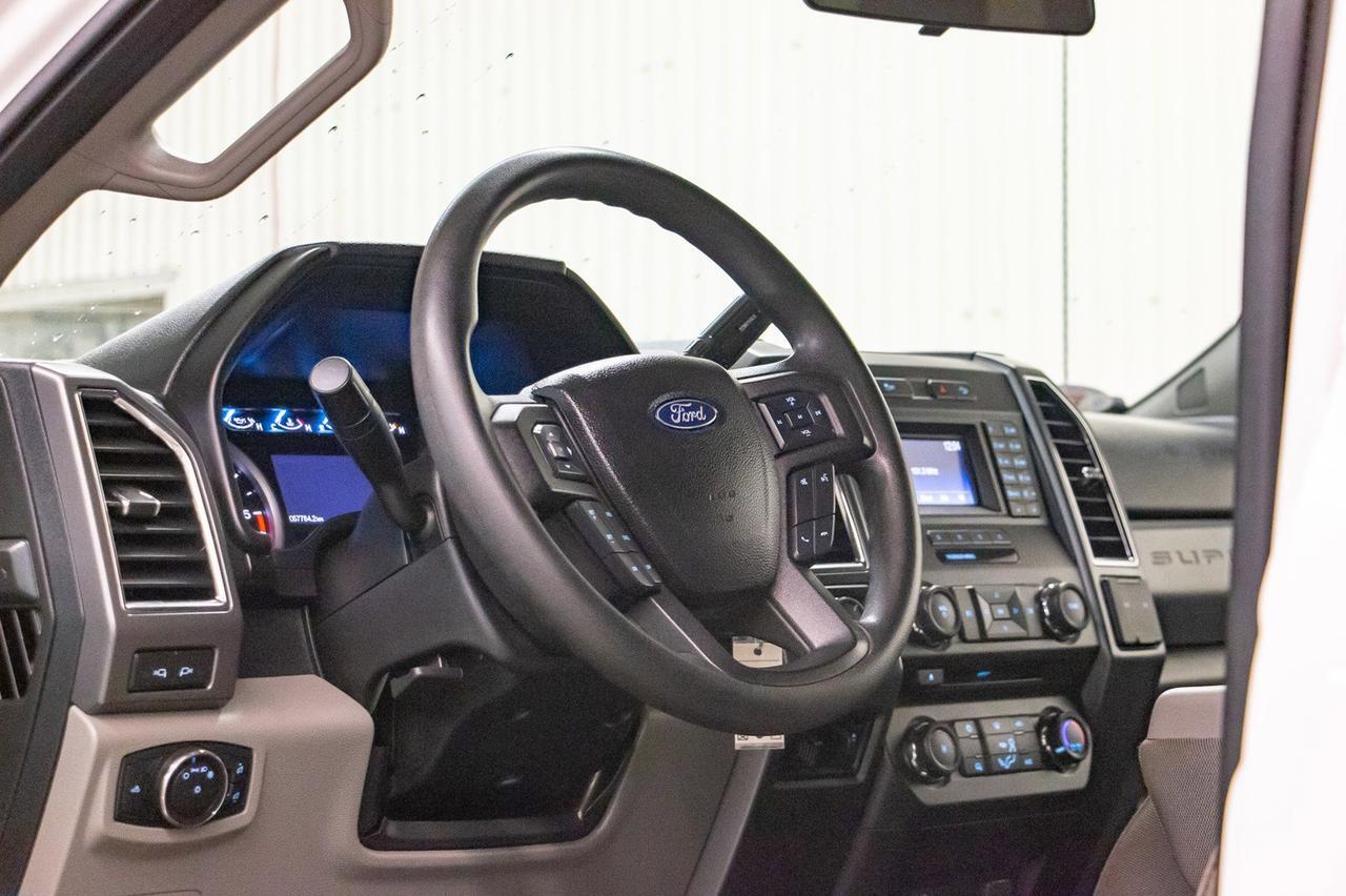 2017 Ford Super Duty F-350 SRW CREW-CAB XLT LWB Red Deer AB