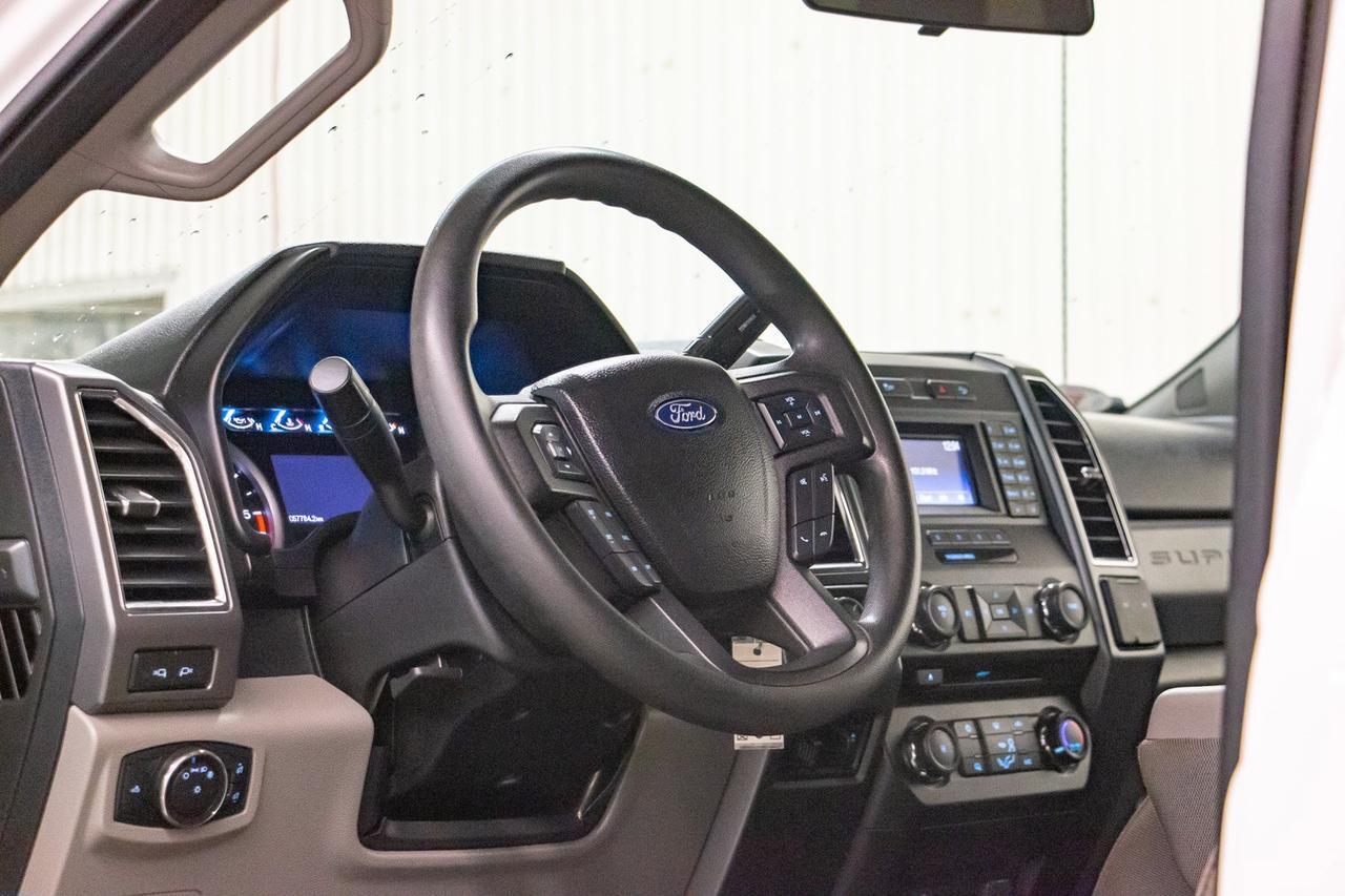 2017 Ford Super Duty F-350 SRW CREW-CAB XLT LWB Red Deer AB