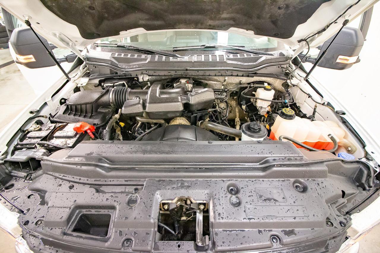 2017 Ford Super Duty F-350 SRW CREW-CAB XLT LWB Red Deer AB