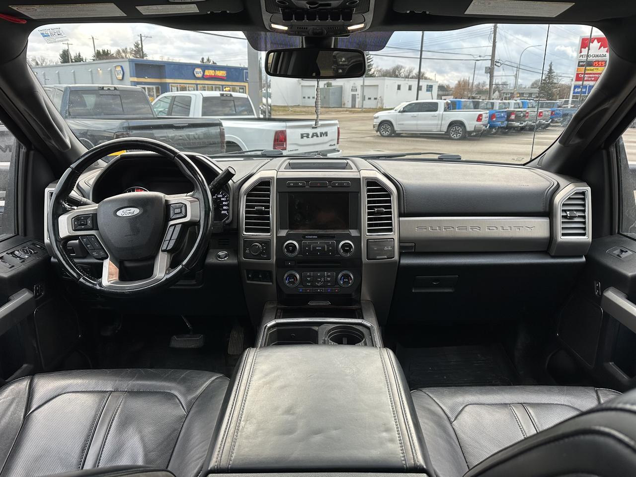 2017 Ford Super Duty F-350 SRW Crew Cab 4WD | Platinum | DELETED | Fuel Wheels | Massage Seats | Pano Sunroof | 5th Wheel Prep Redwater AB