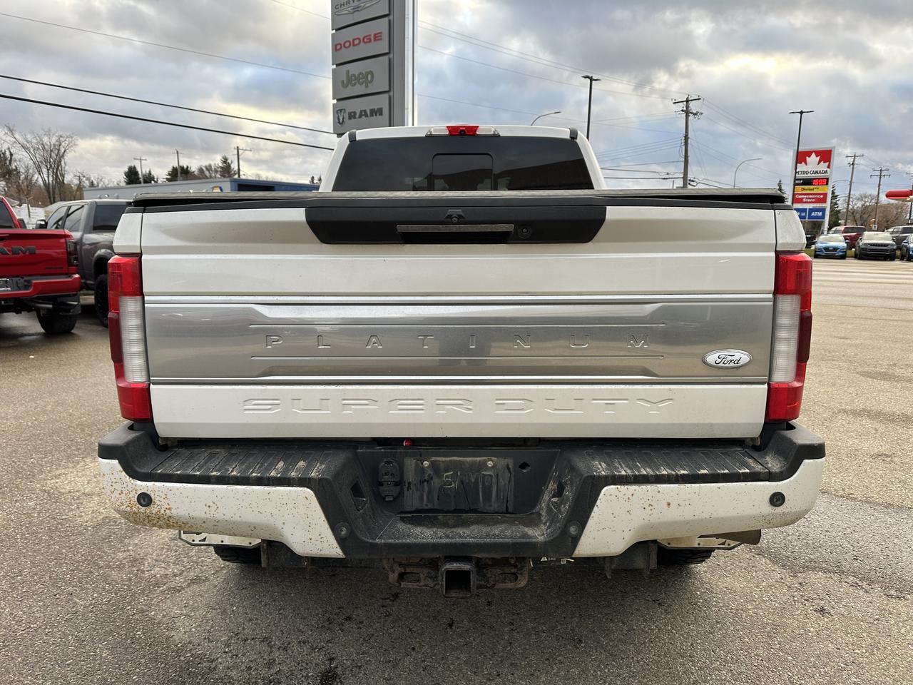 2017 Ford Super Duty F-350 SRW Crew Cab 4WD | Platinum | DELETED | Fuel Wheels | Massage Seats | Pano Sunroof | 5th Wheel Prep Redwater AB