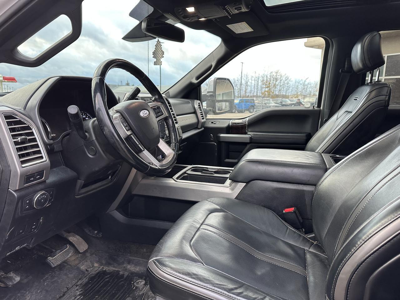 2017 Ford Super Duty F-350 SRW Crew Cab 4WD | Platinum | DELETED | Fuel Wheels | Massage Seats | Pano Sunroof | 5th Wheel Prep Redwater AB