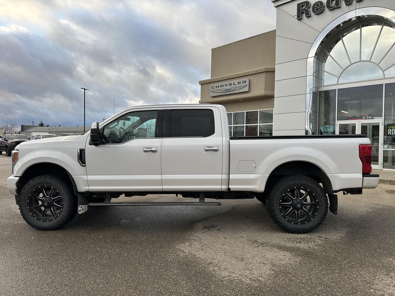 2017 Ford Super Duty F-350 SRW Crew Cab 4WD | Platinum | DELETED | Fuel Wheels | Massage Seats | Pano Sunroof | 5th Wheel Prep Redwater AB