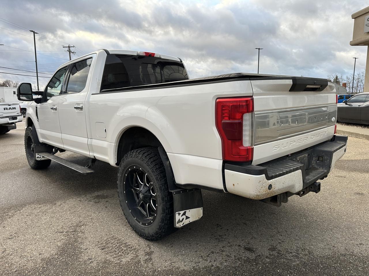2017 Ford Super Duty F-350 SRW Crew Cab 4WD | Platinum | DELETED | Fuel Wheels | Massage Seats | Pano Sunroof | 5th Wheel Prep Redwater AB