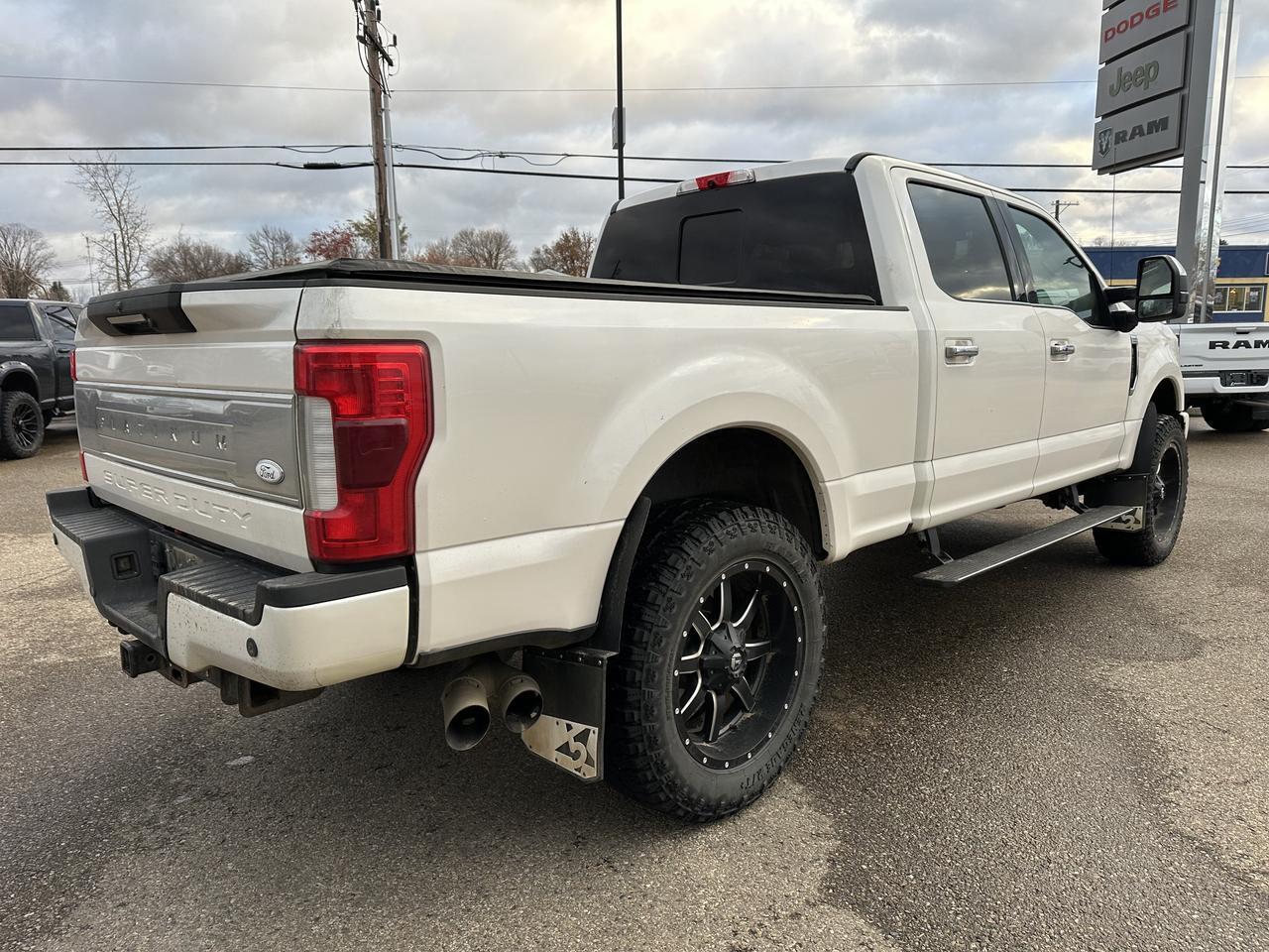 2017 Ford Super Duty F-350 SRW Crew Cab 4WD | Platinum | DELETED | Fuel Wheels | Massage Seats | Pano Sunroof | 5th Wheel Prep Redwater AB