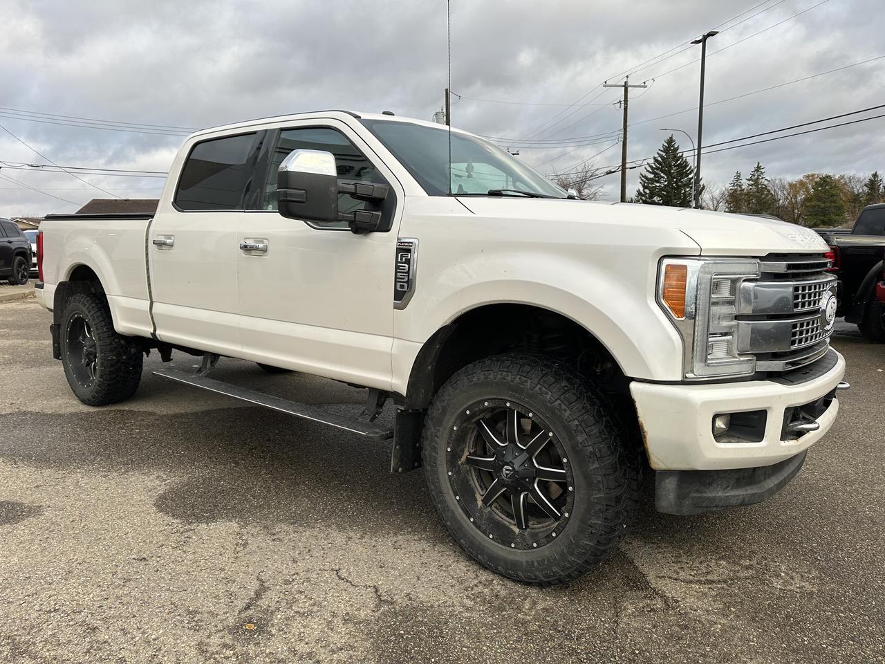 2017 Ford Super Duty F-350 SRW Crew Cab 4WD | Platinum | DELETED | Fuel Wheels | Massage Seats | Pano Sunroof | 5th Wheel Prep Redwater AB
