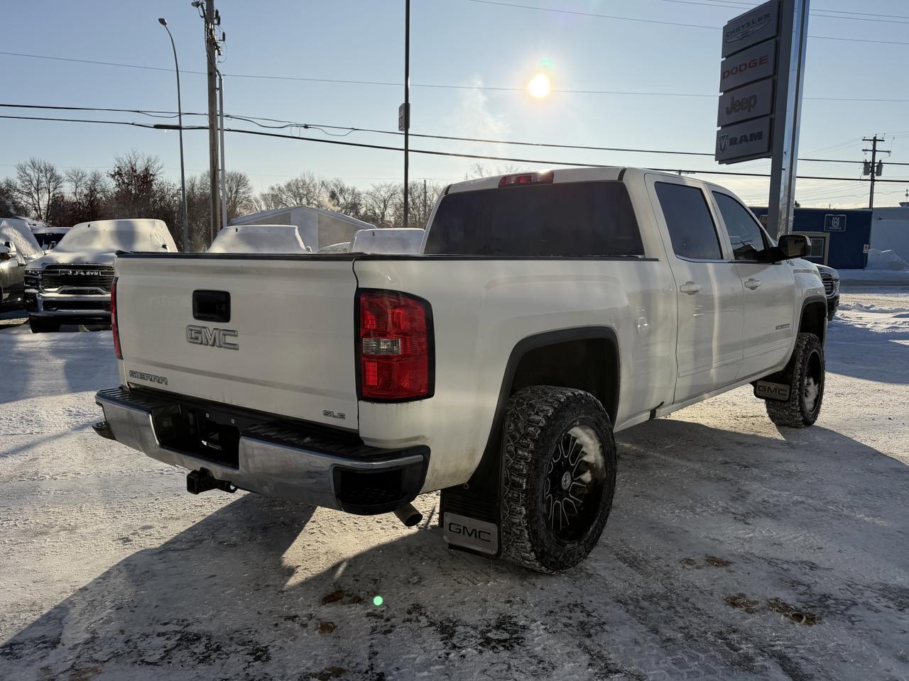 2017 GMC Sierra 1500 SLE | 6' Box | Bucket Seats | Heated Seats | Aftermarket Wheels | Tonneau Cover Redwater AB