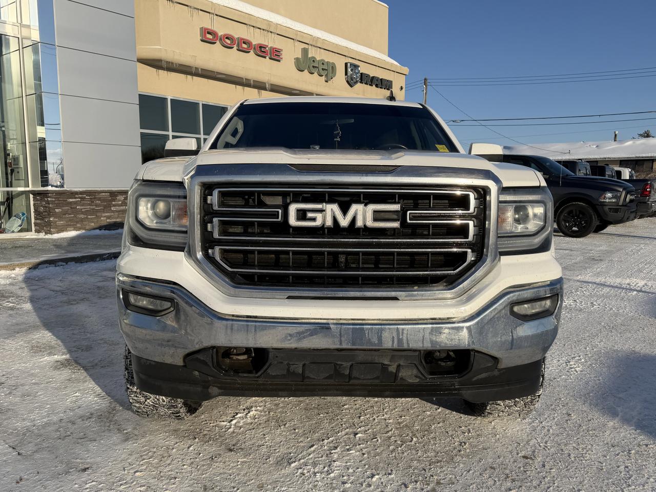 2017 GMC Sierra 1500 SLE | 6' Box | Bucket Seats | Heated Seats | Aftermarket Wheels | Tonneau Cover Redwater AB