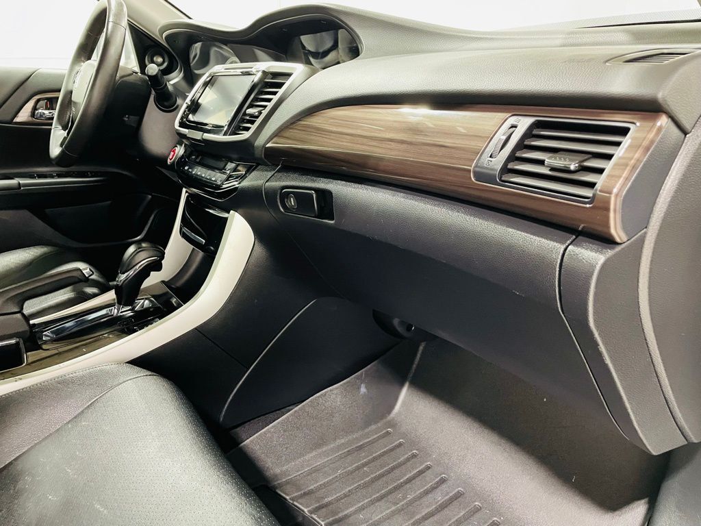 2017 Honda Accord EX-L photo 29