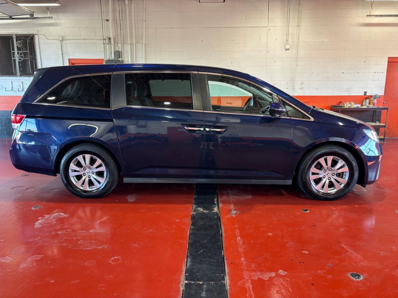 Black (Obsidian Blue Pearl) 2017 Honda Odyssey Minivan Front-Wheel Drive Automatic