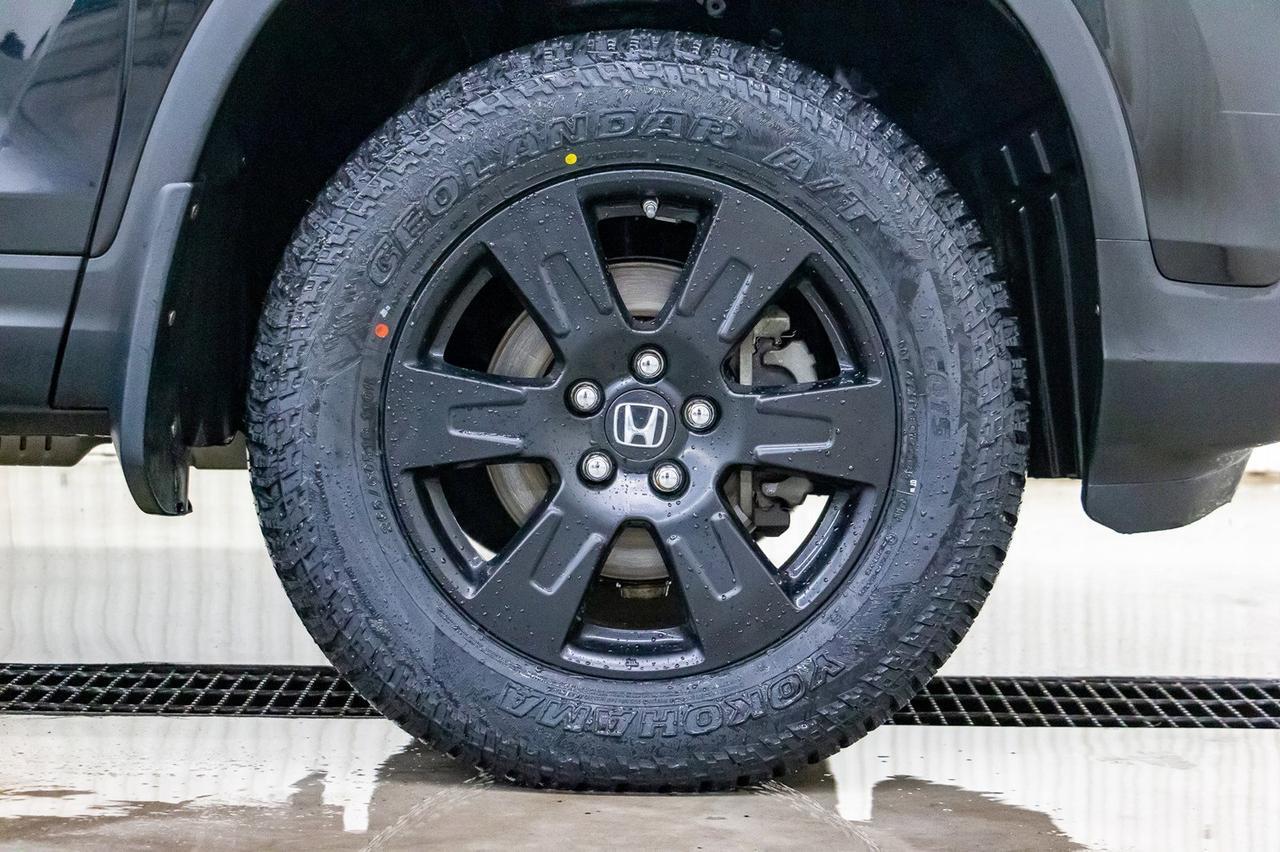 2017 Honda Ridgeline 4x4 Crew Cab Black Edition Leather Roof Nav Red Deer AB