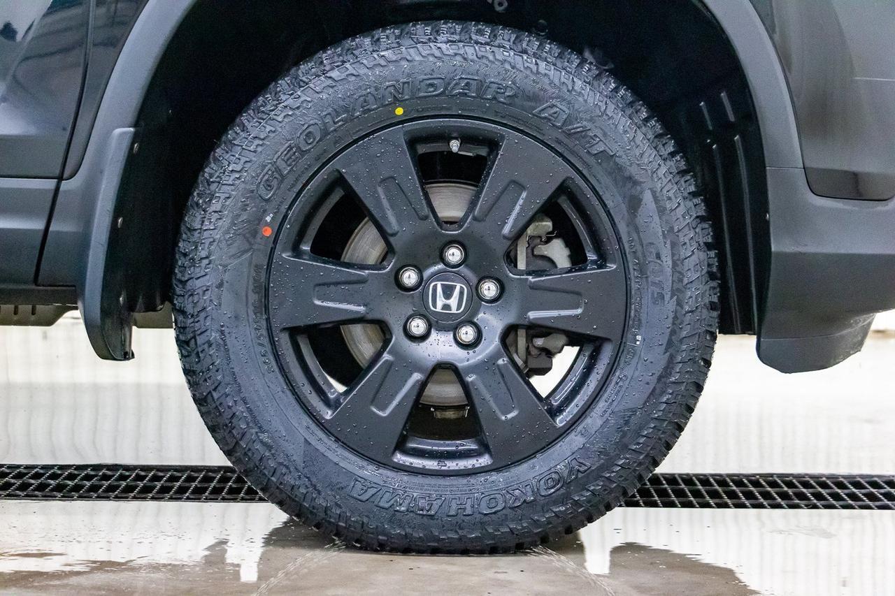 2017 Honda Ridgeline 4x4 Crew Cab Black Edition Leather Roof Nav Red Deer AB