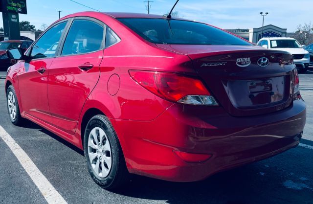 2017 Hyundai Accent - SD SE 4-Door 6A