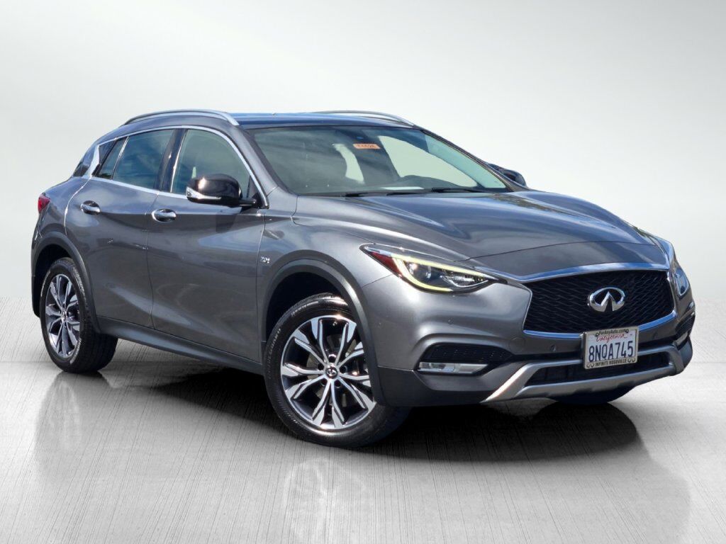 2017 INFINITI QX30 Premium