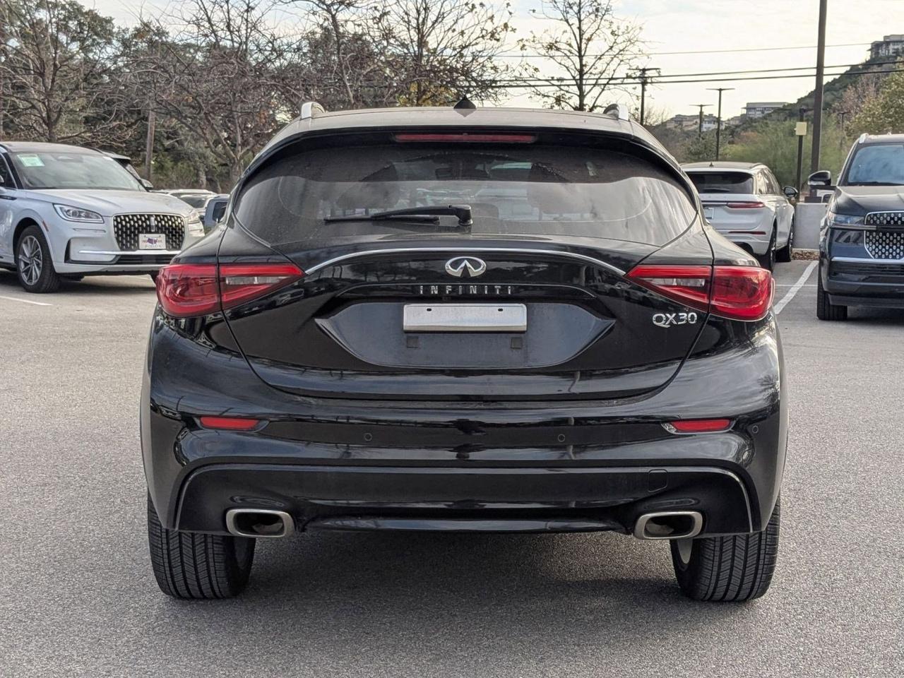 2017 INFINITI QX30 Premium